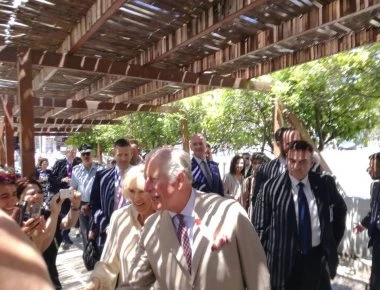 Ένα μινωικό κύπελλο και μία καρφίτσα τα δώρα σε Κάρολο και Καμίλα πριν την ξενάγηση στην Κνωσό (φωτό)
